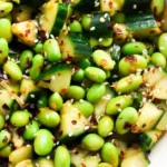Schüssel mit einfachem japanischem Edamame-Salat, frisch zubereitet.