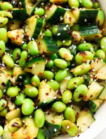 Schüssel mit einfachem japanischem Edamame-Salat, frisch zubereitet.