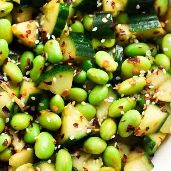 Schüssel mit einfachem japanischem Edamame-Salat, frisch zubereitet.