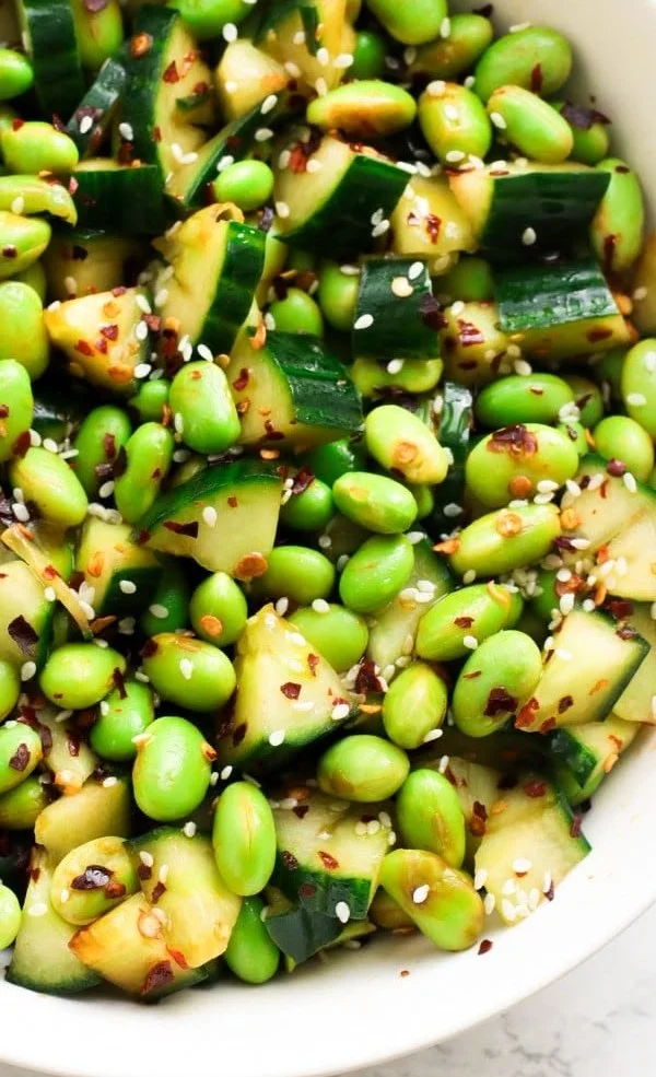 Schüssel mit einfachem japanischem Edamame-Salat, frisch zubereitet.