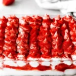 Veganes Erdbeer-Tiramisu in einer schönen Präsentation