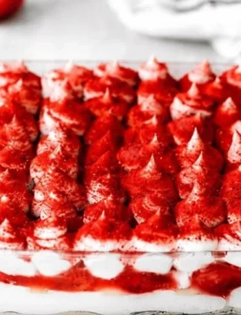 Veganes Erdbeer-Tiramisu in einer schönen Präsentation