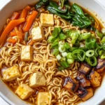 Einfache vegane Ramen-Nudeln mit einer köstlichen Sauce serviert in einer Schüssel.