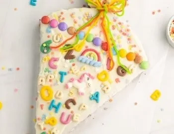 Leckere Einschulungskuchen in bunten Designs für den Schulanfang.