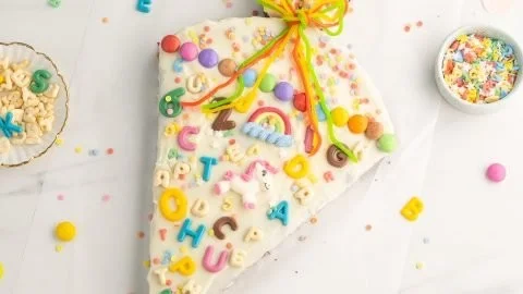 Leckere Einschulungskuchen in bunten Designs für den Schulanfang.