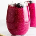 Erdbeer-Chia-Pudding mit frischem Gemüse in einer Schüssel