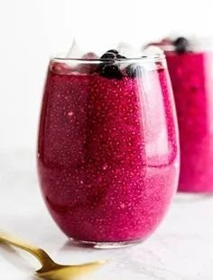 Erdbeer-Chia-Pudding mit frischem Gemüse in einer Schüssel