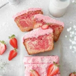 Erdbeer-Laibkuchen mit Erdbeer-Cream-Cheese-Frosting auf einem Teller serviert
