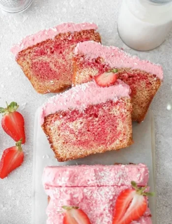Erdbeer-Laibkuchen mit Erdbeer-Cream-Cheese-Frosting auf einem Teller serviert