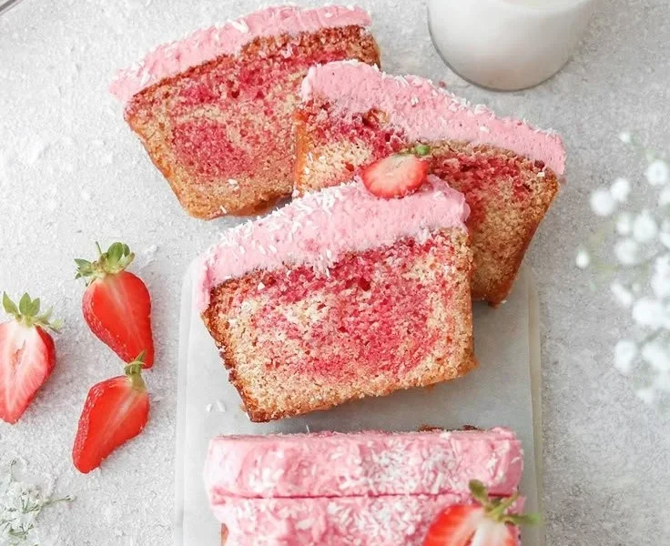 Erdbeer-Laibkuchen mit Erdbeer-Cream-Cheese-Frosting auf einem Teller serviert