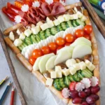 Bunte Fingerfood Schultüte mit leckeren Snacks für Kinder