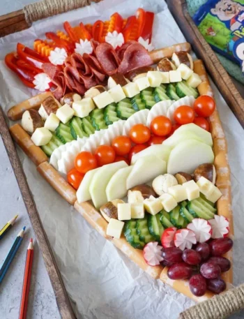Bunte Fingerfood Schultüte mit leckeren Snacks für Kinder