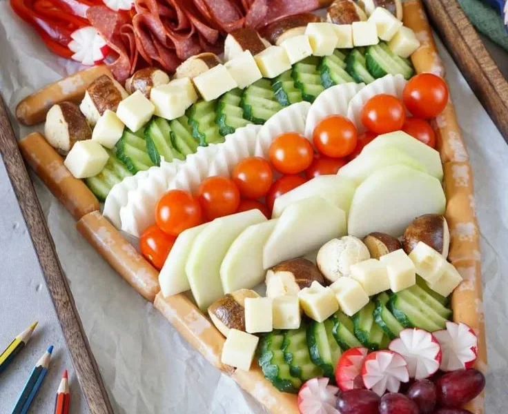 Bunte Fingerfood Schultüte mit leckeren Snacks für Kinder