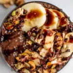 Fudgy Schokoladen-Chia-Pudding in einer Schale dekoriert mit frischen Früchten