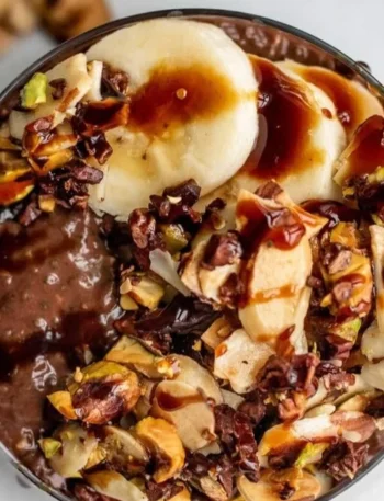 Fudgy Schokoladen-Chia-Pudding in einer Schale dekoriert mit frischen Früchten