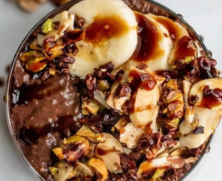 Fudgy Schokoladen-Chia-Pudding in einer Schale dekoriert mit frischen Früchten
