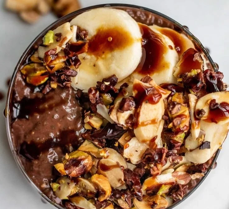Fudgy Schokoladen-Chia-Pudding in einer Schale dekoriert mit frischen Früchten