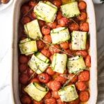 Gefüllte Zucchini-Päckchen auf einem Teller präsentiert