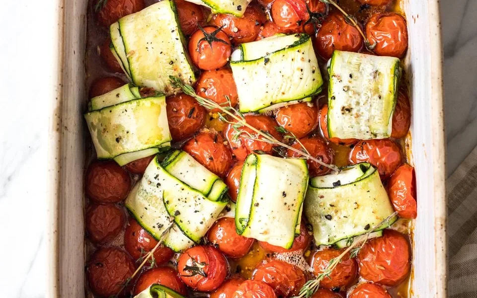Gefüllte Zucchini-Päckchen auf einem Teller präsentiert