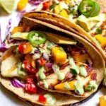 Gegrillte Halloumi-Tacos mit Mango-Salsa auf einem Teller