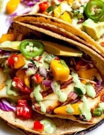 Gegrillte Halloumi-Tacos mit Mango-Salsa auf einem Teller