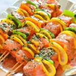Gegrillte Lachsspieße auf einem Grill, appetitlich angerichtet.