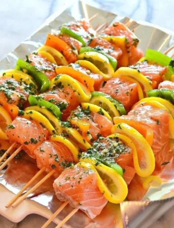 Gegrillte Lachsspieße auf einem Grill, appetitlich angerichtet.