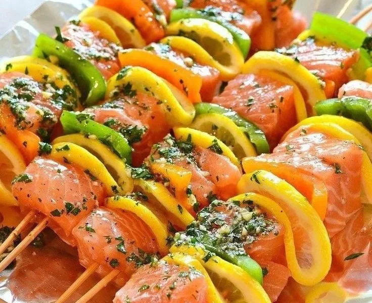Gegrillte Lachsspieße auf einem Grill, appetitlich angerichtet.