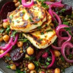Gegrillter Halloumi mit Linsen und Roter Beete auf einem Teller