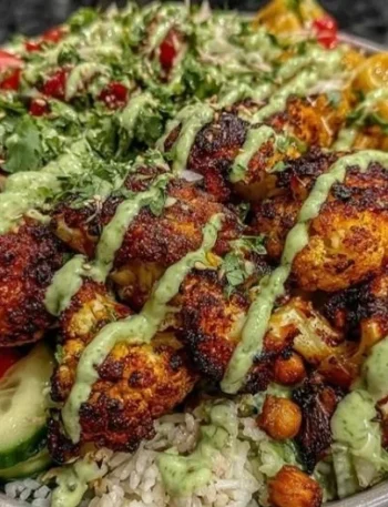 Veganes Blumenkohl Shawarma in einem Teller serviert