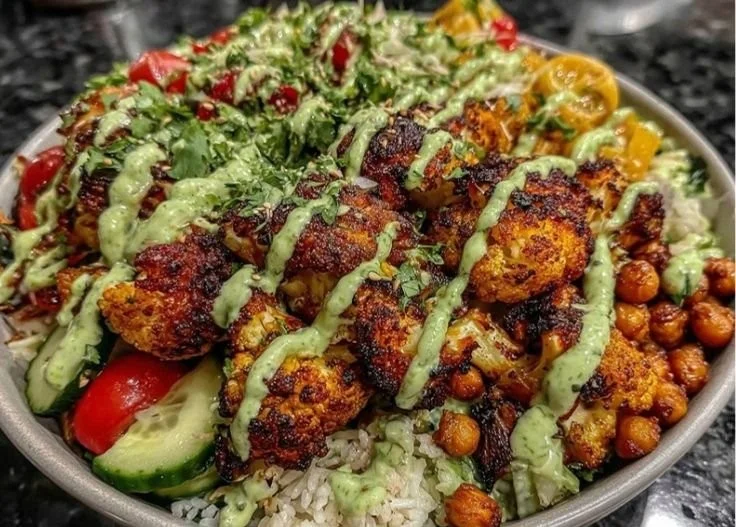 Veganes Blumenkohl Shawarma in einem Teller serviert
