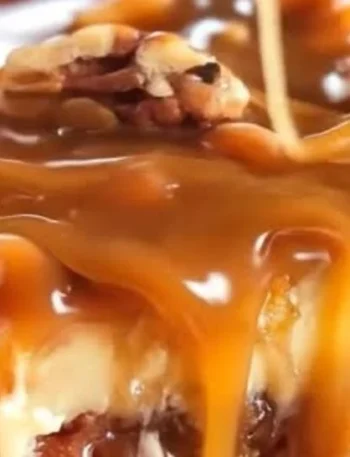 Gesalzene Karamell-Möhren-Torte auf einem eleganten Tisch serviert.