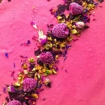 Gesunde vegane Himbeercreme Tarte auf einem Kuchenständer