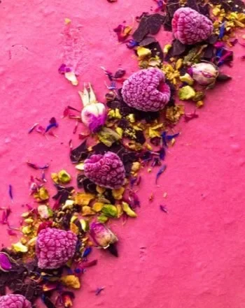 Gesunde vegane Himbeercreme Tarte auf einem Kuchenständer