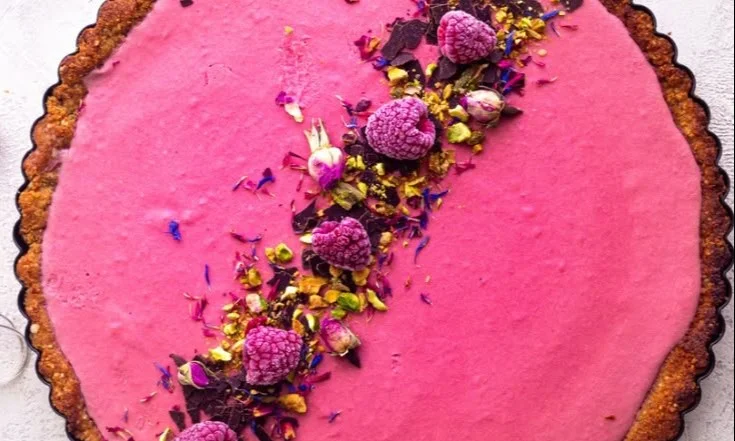 Gesunde vegane Himbeercreme Tarte auf einem Kuchenständer