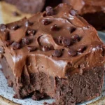 Gesunde Kichererbsen Brownies mit Süßkartoffel-Creme auf einem Teller angerichtet