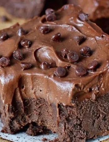 Gesunde Kichererbsen Brownies mit Süßkartoffel-Creme auf einem Teller angerichtet