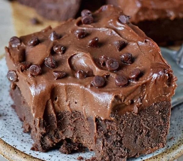 Gesunde Kichererbsen Brownies mit Süßkartoffel-Creme auf einem Teller angerichtet