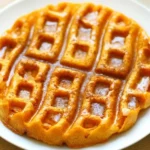 Gesunde vegane Kürbiswaffeln auf einem Teller serviert