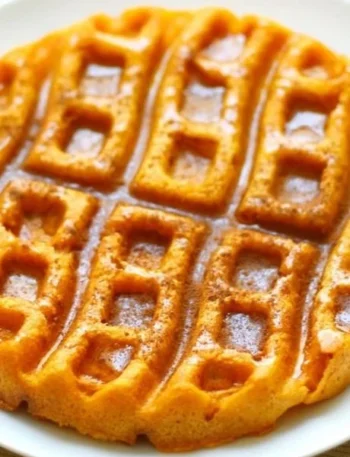 Gesunde vegane Kürbiswaffeln auf einem Teller serviert