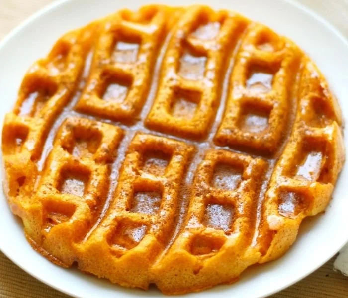Gesunde vegane Kürbiswaffeln auf einem Teller serviert