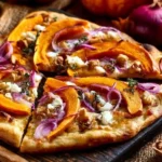 Gesunder Kürbis-Flammkuchen mit Feta auf einem Holzbrett serviert