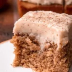Scheibe von gewürztem Chai-Kuchen auf einem Teller