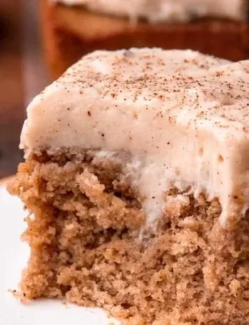 Scheibe von gewürztem Chai-Kuchen auf einem Teller