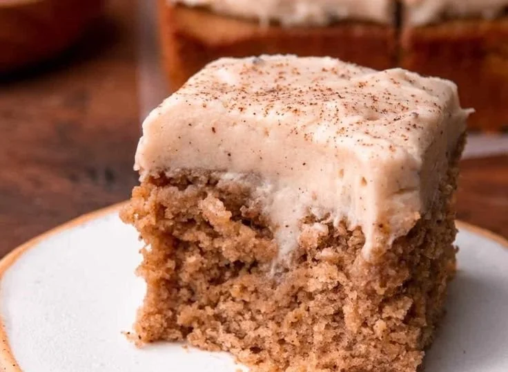Scheibe von gewürztem Chai-Kuchen auf einem Teller