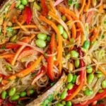 Erfrischender Glass Noodle Salad (Yum Woon Sen) mit Gemüse und Gewürzen