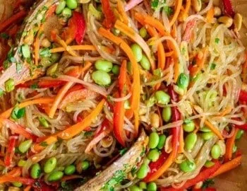 Erfrischender Glass Noodle Salad (Yum Woon Sen) mit Gemüse und Gewürzen