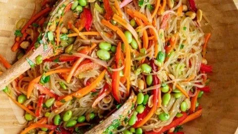 Erfrischender Glass Noodle Salad (Yum Woon Sen) mit Gemüse und Gewürzen