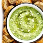 Grüner Göttin Feta Dip in einer Servierschale mit frischen Kräutern garniert