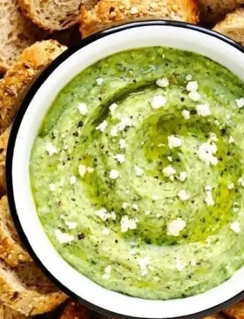 Grüner Göttin Feta Dip in einer Servierschale mit frischen Kräutern garniert